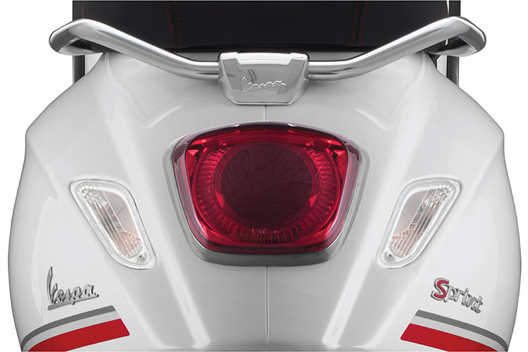 Ngoài ra, các chi tiết khác như; ốp còi, lò xo phía trước sơn đỏ bóng, kết hợp hài hòa với vành bánh xe màu đen yên xe thể thao với những đường vân nổi bật cũng tạo nên phong cách thể thao cho chiếc xe ga mới này.