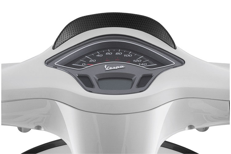 Viền mặt đồng hồ xe có họa tiết carbon xám, logo xám họa tiết Carbon và cờ Ý, viền xe và viền đèn trước sơn xám, bộ tem thể thao với họa tiết cờ Ý chạy dọc thân xe, vành bánh xe sơn đen kết hợp tem đỏ thể thao.