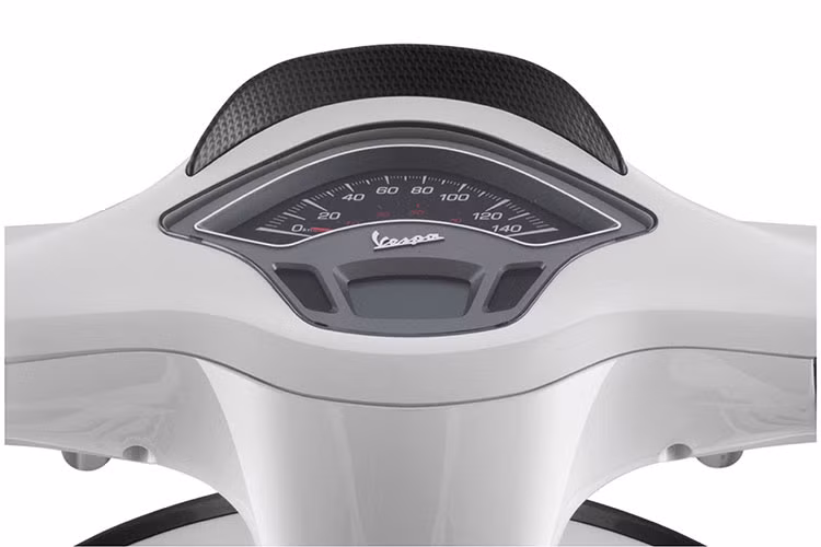 Viền mặt đồng hồ xe có họa tiết carbon xám, logo xám họa tiết Carbon và cờ Ý, viền xe và viền đèn trước sơn xám, bộ tem thể thao với họa tiết cờ Ý chạy dọc thân xe, vành bánh xe sơn đen kết hợp tem đỏ thể thao.