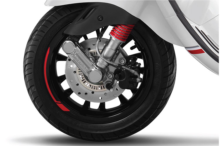 Vespa Sprint Carbon có phanh đĩa trước tích hợp hệ thống chống bó cứng phanh ABS, còn phanh sau là loại tang trống. Ngoài ra, cụm treo trước của Sprint có giảm xóc nối với bánh xe qua một tay đòn đơn. Kiểu thiết kế này có tên gọi ESS (Enhanced Sliding Suspension) và nó có ưu điểm triệt tiêu rung động ở đầu xe tốt hơn kiểu phuộc truyền thống.