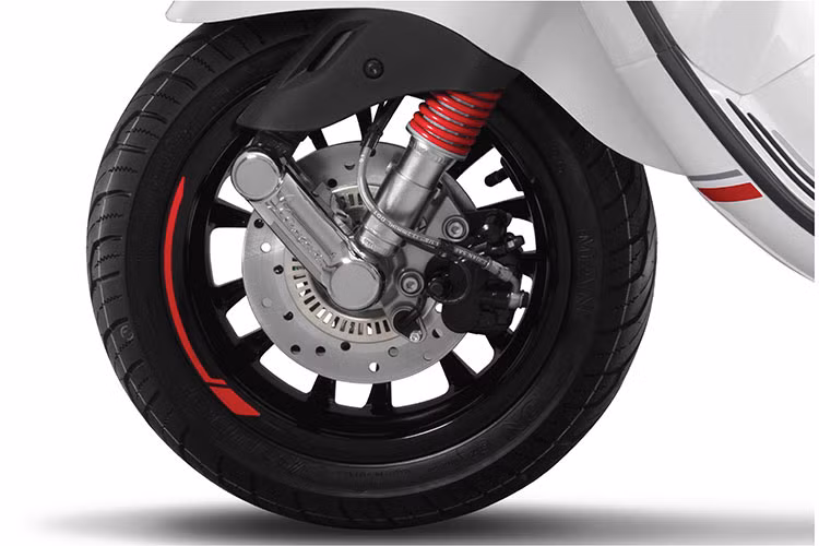 Vespa Sprint Carbon có phanh đĩa trước tích hợp hệ thống chống bó cứng phanh ABS, còn phanh sau là loại tang trống. Ngoài ra, cụm treo trước của Sprint có giảm xóc nối với bánh xe qua một tay đòn đơn. Kiểu thiết kế này có tên gọi ESS (Enhanced Sliding Suspension) và nó có ưu điểm triệt tiêu rung động ở đầu xe tốt hơn kiểu phuộc truyền thống.