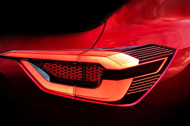 Xe được trang bị cụm đèn pha khá giống với đàn anh Nissan Kicks. Trong khi đó, những chi tiết thiết kế khác của mẫu SUV nhỏ bé này lại gợi liên tưởng đến xe Datsun - thương hiệu con của tập đoàn Nissan. Điều này được thể hiện rõ qua lưới tản nhiệt hình thang nổi bật khá giống Datsun redi-GO và dải đèn LED định vị ban ngày kéo dài từ cụm đèn pha xuống cản trước.