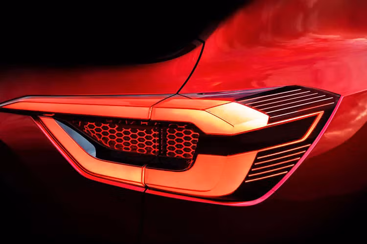 Xe được trang bị cụm đèn pha khá giống với đàn anh Nissan Kicks. Trong khi đó, những chi tiết thiết kế khác của mẫu SUV nhỏ bé này lại gợi liên tưởng đến xe Datsun - thương hiệu con của tập đoàn Nissan. Điều này được thể hiện rõ qua lưới tản nhiệt hình thang nổi bật khá giống Datsun redi-GO và dải đèn LED định vị ban ngày kéo dài từ cụm đèn pha xuống cản trước.