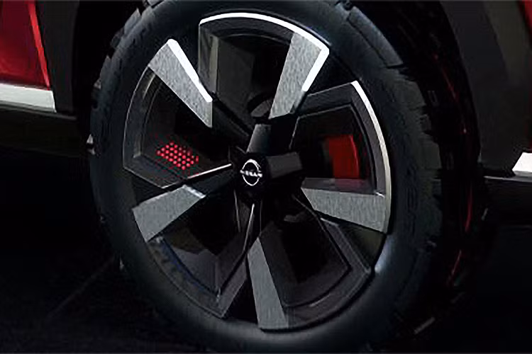 Ngoài ra, Nissan Magnite còn đi kèm bộ vành hợp kim có thiết kế 5 chấu phối 2 màu khá thể thao và nẹp thân xe bằng nhựa màu đen hầm hố. Tuy nhiên, khi lên dây chuyền sản xuất, Magnite dự kiến sẽ sở hữu thiết kế bình thường hơn vì hình ảnh mà hãng Nissan tung ra là của phiên bản concept.