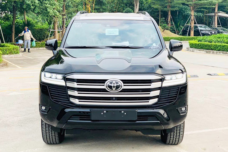 Land Cruiser LC300 bán tại Việt Nam sở hữu nhiều trang bị tiện nghi hiện đại, tích hợp đầy đủ tính năng hỗ trợ an toàn trong gói Toyota Safety Sense (TSS) vốn không trang bị trên Land Cruiser LC200 thế hệ cũ. Tại các thị trường khác, Toyota Land Cruiser LC300 có thêm lựa chọn động cơ dầu, còn tại Việt Nam chỉ có duy nhất lựa chọn động cơ xăng.