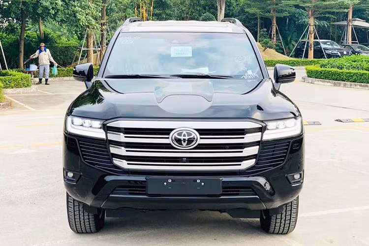 Land Cruiser LC300 bán tại Việt Nam sở hữu nhiều trang bị tiện nghi hiện đại, tích hợp đầy đủ tính năng hỗ trợ an toàn trong gói Toyota Safety Sense (TSS) vốn không trang bị trên Land Cruiser LC200 thế hệ cũ. Tại các thị trường khác, Toyota Land Cruiser LC300 có thêm lựa chọn động cơ dầu, còn tại Việt Nam chỉ có duy nhất lựa chọn động cơ xăng.