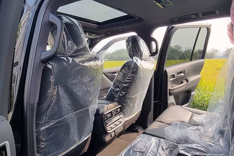 "Khách phải chi thêm từ 550-600 triệu đồng tùy nơi nhưng chưa chắc nhận xe đúng màu yêu thích vì lượng xe trong kho rất ít. Cơ hội chỉ dành cho những khách hàng nhanh tay", một nhân viên tư vấn đại lý Toyota tại quân 2, TP.HCM chia sẻ.