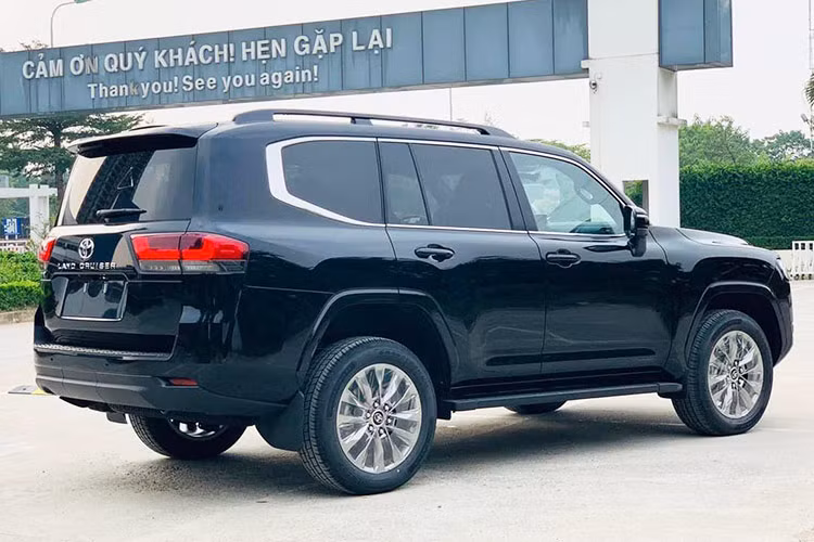 Toyota Land Cruiser 300 Series thế hệ mới đang bán chính hãng tại Việt Nam dùng động cơ xăng V6, tăng áp kép, dung tích 3.5L, sản sinh công suất tối đa 409 mã lực và mô-men xoắn cực đại 650 Nm. Hộp số là loại tự động 10 cấp hoàn toàn mới.