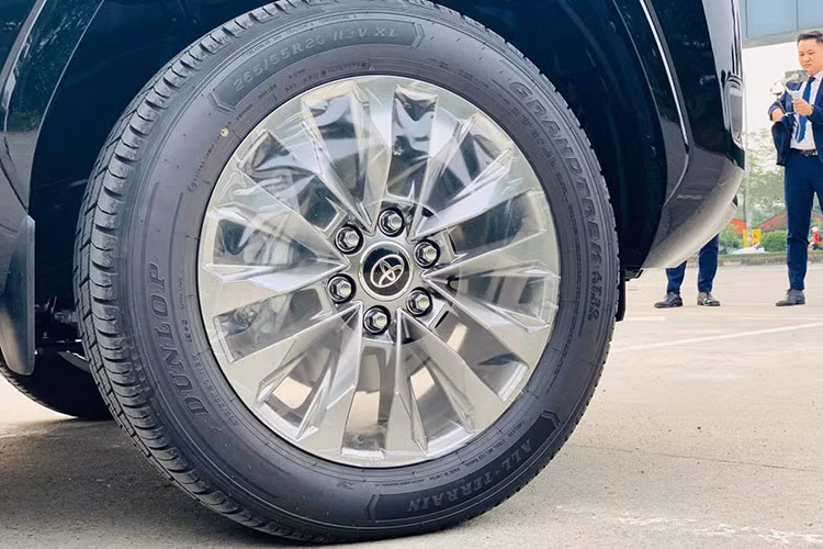 Ở thời điểm ra mắt thị trường Việt (tháng 7/2021), Toyota Land Cruiser thế hệ mới (LC300) chỉ có một phiên bản duy nhất cùng mức giá 4,06 tỷ đồng. Sau nhiều lần điều chỉnh giá xe Toyota Land Cruiser cán mốc 4,286 tỷ đồng. Dẫu giá cao nhưng thực tế đại lý không đủ xe đáp ứng nhu cầu của khách hàng trong nước nên người mua phải chi thêm khoản tiền chênh khá lớn để giành được suất ưu tiên.