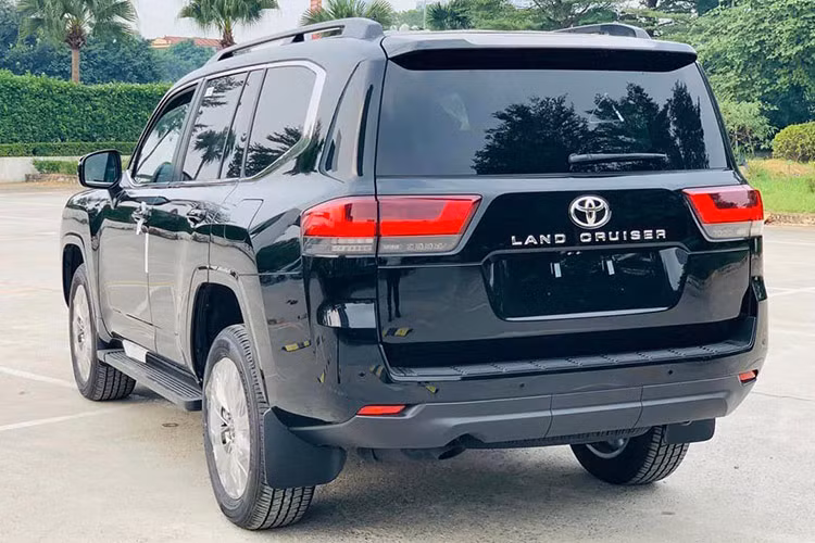 Toyota Land Cruiser nằm trong phân khúc xe phổ thông nhưng cách phân luồng khách hàng của Toyota khiến mẫu xe này ngầm định vị ở phân khúc xe cao cấp với mức giá sánh ngang với các dòng xe SUV hạng sang thương hiệu Đức như BMW X7, Audi Q8, Mercedes-Benz GLS,...