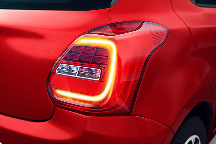 Ngoài các nâng cấp về ngoại hình nói trên, chiếc Swift Sport Red Devil có có gì khác so với những chiếc Swift Sport thông thường. Nội thất của mẫu xe này sẽ vẫn bao gồm ghế bọc nỉ với thiết kế phong cách thể thao, các đường thêu chỉ đỏ cùng tông với ngoại thất của xe.