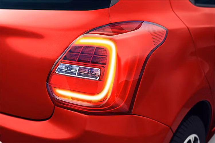 Ngoài các nâng cấp về ngoại hình nói trên, chiếc Swift Sport Red Devil có có gì khác so với những chiếc Swift Sport thông thường. Nội thất của mẫu xe này sẽ vẫn bao gồm ghế bọc nỉ với thiết kế phong cách thể thao, các đường thêu chỉ đỏ cùng tông với ngoại thất của xe.