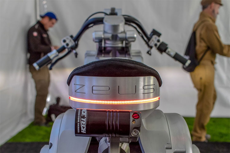 Hệ thống đèn trên Zeus có sự phối hợp giữa cổ điển và hiện đại. Đèn trước hình tròn với bóng thiết kế kiểu cổ điển và đèn hậu tích hợp xi-nhan. Cả hai đèn đều sử dụng công nghệ LED tiết kiệm nhiên liệu.