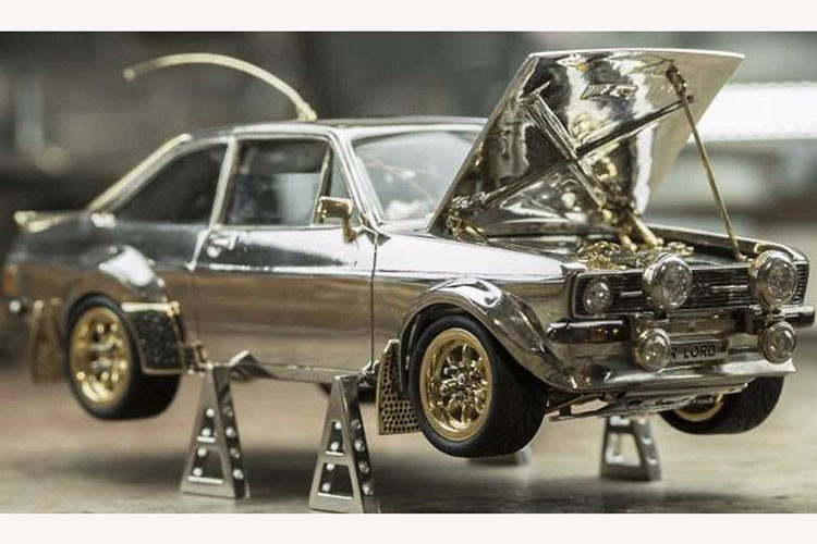 Đây là một mô hình xe Ford siêu xa xỉ, nó sở hữu kích cỡ chỉ 1:25 nhưng lại được làm từ bạc, vàng, và kim cương, cần đến hàng nghìn ngày công lao động và mất khoảng 25 năm qua để hoàn thành.