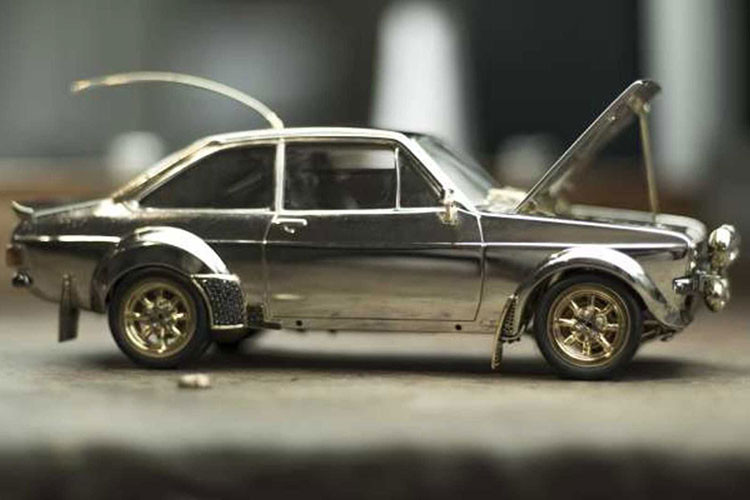 Mô hình này là công trình của thợ kim hoàn chuyên nghiệp Russell Lord, ông cũng người sở hữu 55 chiếc Ford Escort trong nhiều năm qua. Với mô hình Ford Escort này, thân vỏ của nó được làm chủ yếu từ bạc, với vàng được sử dụng đối với bộ phận phanh và cánh gió của xe.