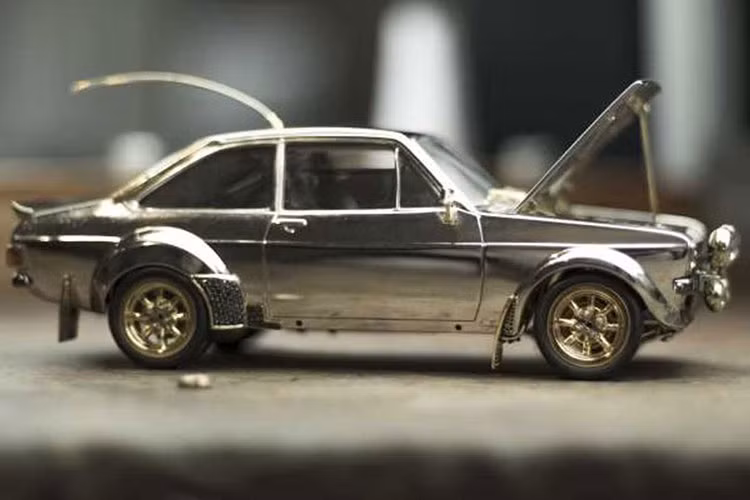 Mô hình này là công trình của thợ kim hoàn chuyên nghiệp Russell Lord, ông cũng người sở hữu 55 chiếc Ford Escort trong nhiều năm qua. Với mô hình Ford Escort này, thân vỏ của nó được làm chủ yếu từ bạc, với vàng được sử dụng đối với bộ phận phanh và cánh gió của xe.