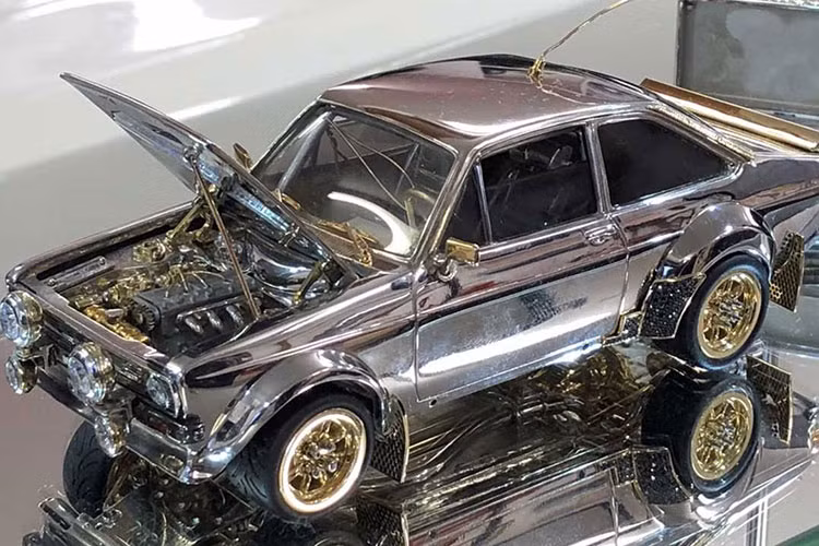 Mô hình này được dựa trên chiếc xe đua rally được lái bởi Ari Vatanen trong cuối thập niên 1970’, và tốn khoảng 100.000 USD tiền chất liệu để chế tạo. Giá xe Ford Escort sẽ được công bố sau buổi đấu giá vào ngày 2/5/2019 tới đây, với tất cả lợi nhuận được quyên góp từ thiện.