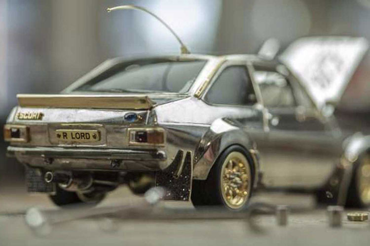 Thêm vào đó, nó còn có bộ la-zăng và thanh chống nắp capô bằng vàng 18-carat, một lưới tản nhiệt phía trước bằng vàng trắng 18-carat, đèn pha kim cương 72 điểm, đèn tín hiệu bằng ngọc bích màu cam, và đèn phanh phía sau bằng hồng ngọc.