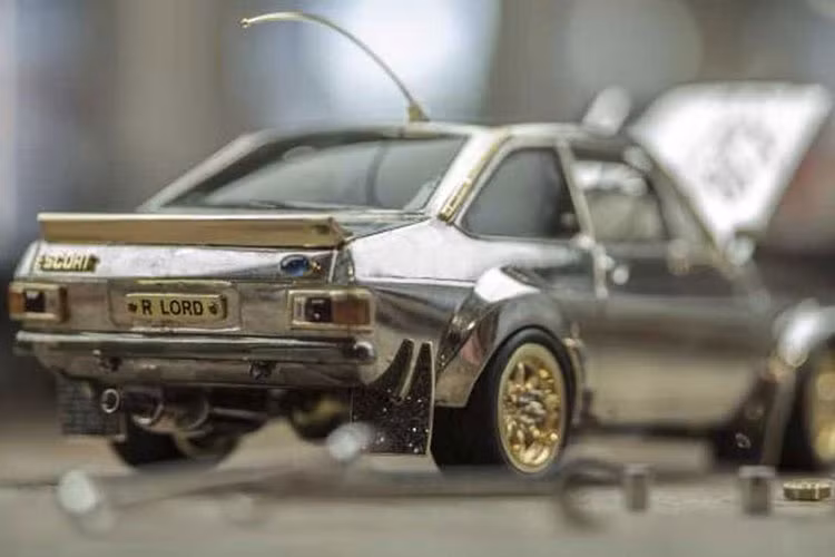 Thêm vào đó, nó còn có bộ la-zăng và thanh chống nắp capô bằng vàng 18-carat, một lưới tản nhiệt phía trước bằng vàng trắng 18-carat, đèn pha kim cương 72 điểm, đèn tín hiệu bằng ngọc bích màu cam, và đèn phanh phía sau bằng hồng ngọc.