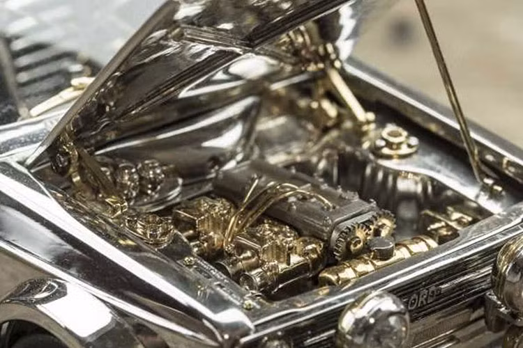 Ngoài ra, một cần số bạch kim khảm kim cương có thể di chuyển và cửa sổ kính – mà được làm bằng các mảnh kính từ vô số bình bị đập vỡ.