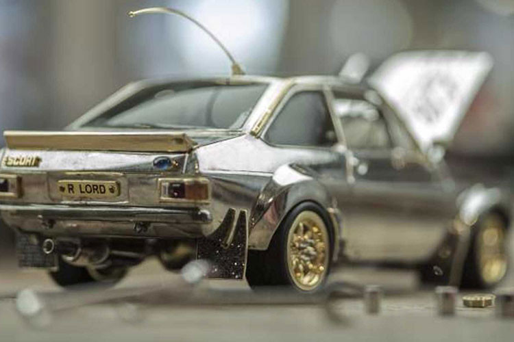 Cũng theo ông Lord, “Tôi biết chiếc xe này từ trong ra ngoài – vậy nên chẳng có kế hoạch nào cả, tôi cứ lắp ráp nó từng mảnh một bắt đầu từ con số 0”. Được biết nghệ nhân này phải mất tới 25 năm để hoàn thành.