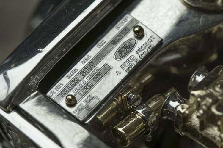 Chưa dừng lại ở đó, mô hình Ford Escort này còn có rất nhiều chi tiết phi thường khác, bao gồm ròng rọc quay ở phía trước của động cơ.