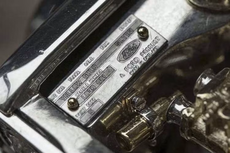 Chưa dừng lại ở đó, mô hình Ford Escort này còn có rất nhiều chi tiết phi thường khác, bao gồm ròng rọc quay ở phía trước của động cơ.