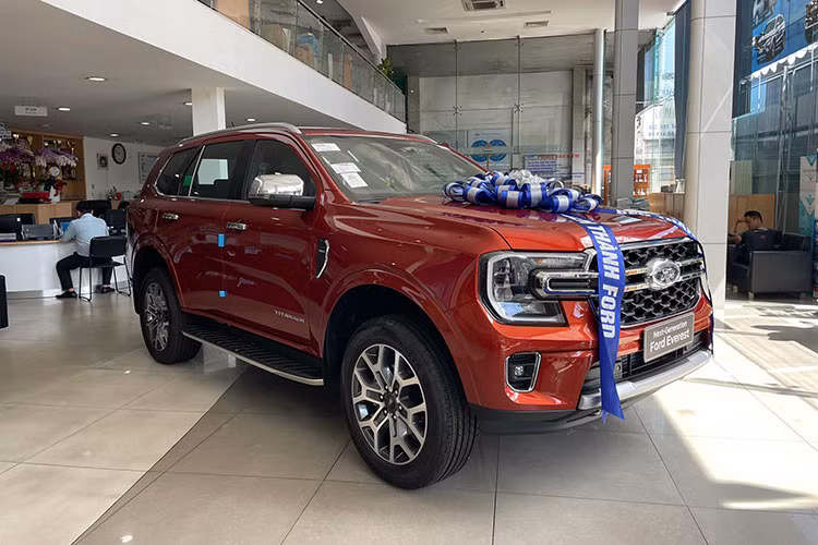 Trong bảng xếp hạng top 10 mẫu xe ôtô bán chạy nhất tháng 3 lần này đã có sự quay trở lại của Ford Everest. Mẫu SUV này đứng thứ 5 trong bảng xếp hạng và đạt doanh số 1.088 chiếc. Ford Everest 2023 đang được bán với 4 phiên bản, giá dao động 1,099 - 1,452 tỷ đồng.