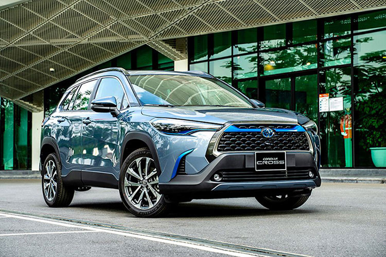 Đứng ở vị trí thứ 3 là mẫu xe SUV đô thị Toyota Corolla Cross với doanh số 1.465 xe, tăng 380 xe so với tháng trước đó. Mẫu xe này đang được phân phối tại Việt Nam với 3 phiên bản, giá dao động từ 746 - 936 triệu đồng.