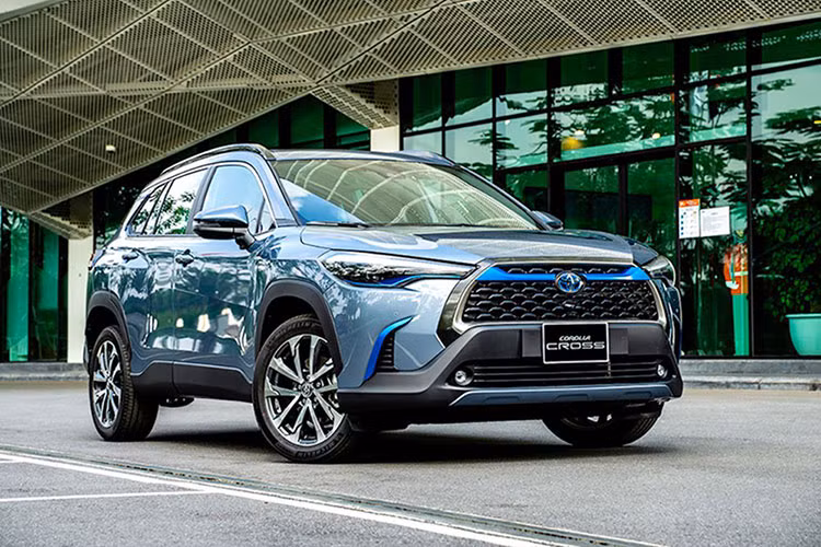 Đứng ở vị trí thứ 3 là mẫu xe SUV đô thị Toyota Corolla Cross với doanh số 1.465 xe, tăng 380 xe so với tháng trước đó. Mẫu xe này đang được phân phối tại Việt Nam với 3 phiên bản, giá dao động từ 746 - 936 triệu đồng.