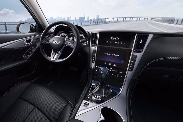 Bên trong cabin, mỗi chiếc Infiniti Q50 Signature Edition đều sẽ có cặp ghế trước thể thao bọc da và những chi tiết ốp nhôm có tên gọi Kacchu. Tuy nhiên, điểm đặc biệt của phiên bản này đó là hàng loạt các trang bị cao cấp được lắp sẵn, vốn trước đây chỉ nằm trong gói tùy chọn trả thêm tiền Essential Package.