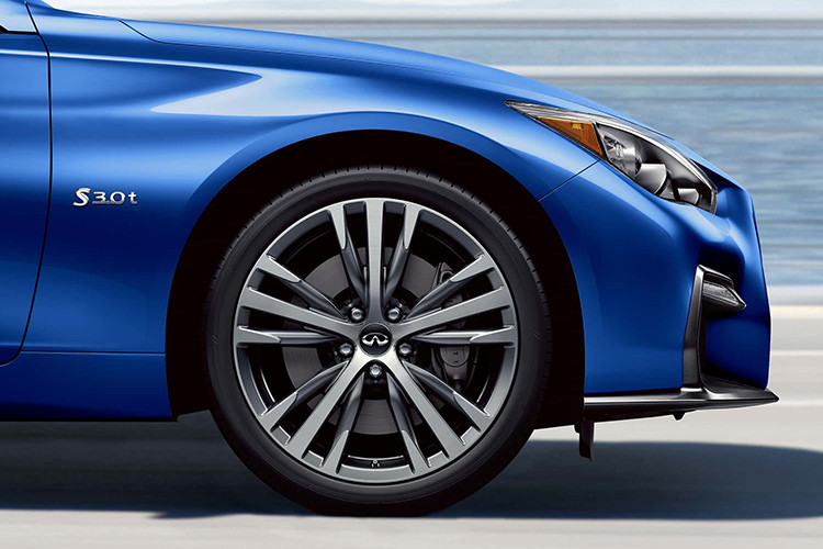 Ngoài ra, chiếc xe còn có bộ mâm màu bạc sáng 19 inch đặc biệt cùng logo Signature gắn ở phía sau đuôi, đi cùng cặp ống xả kép khá ấn tượng. 