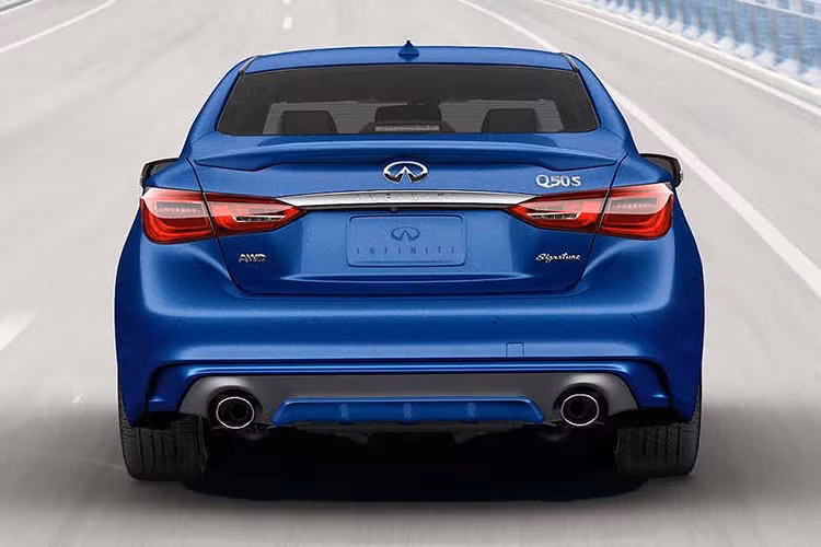 Về thiết kế ngoại thất, mẫu xe sedan hạng sang Infiniti Q50 Signature Edition gần như không có sự khác biệt so với các model khác thuộc dòng Q50. Trong đó, nổi bật nhất đó là thiết kế cản trước sau thể thao cùng cánh đuôi dạng nẹp tương tự phiên bản Q50 Red Sport 400.