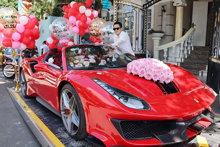 Chiếc siêu xe Ferrari 488 Pista Spider của đại gia Sài Gòn mua tặng vợ thuộc diện không có chiếc thứ 2 tại Việt Nam. Trên toàn thế giới, dòng siêu xe Ferrari 488 Pista Spider không được sản xuất với số lượng hạn chế như "đàn anh" là Ferrari 458 Speciale Aperta. Được biết, hãng Ferrari chỉ giới hạn thời gian sản xuất chiếc xe này trước khi tập trung lắp ráp Ferrari F8 Spider.