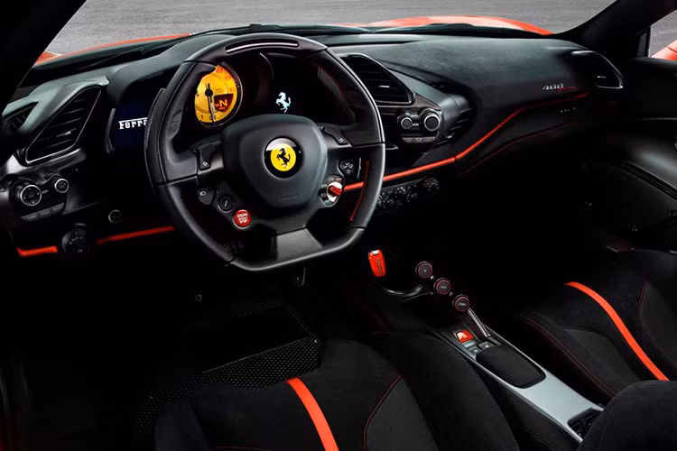 Ferrari 488 Pista Spider mới về Việt Nam của đại gia Sài Gòn là chiếc siêu xe Ferrari mui trần thứ 50 của hãng siêu xe đến từ Ý và cũng đồng thời là "ngựa chiến" mui trần có khối động cơ V8 mạnh nhất trong lịch sử của hãng Ferrari lúc mới ra mắt.