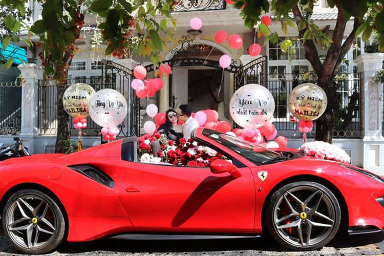 Siêu xe Ferrari 488 Pista Spider đầu tiên về Việt Nam này có ngoại thất sơn màu đỏ cùng đường sọc màu đen cỡ lớn kéo dài từ cản va trước lên nắp capô, trần xe xuống đuôi đẹp mắt. Xe sở hữu bộ mâm sơn tối màu cùng kẹp phanh màu đỏ cùng tông với dàn áo của xe.