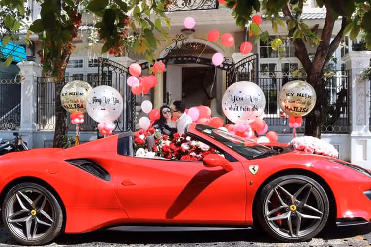 Siêu xe Ferrari 488 Pista Spider đầu tiên về Việt Nam này có ngoại thất sơn màu đỏ cùng đường sọc màu đen cỡ lớn kéo dài từ cản va trước lên nắp capô, trần xe xuống đuôi đẹp mắt. Xe sở hữu bộ mâm sơn tối màu cùng kẹp phanh màu đỏ cùng tông với dàn áo của xe.