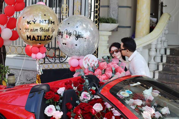 Ferrari 488 Pista Spider độc nhất Việt Nam có nội thất bọc da Alcantara màu tối với sọc màu đỏ chạy giữa ghế ngồi hay các viền xung quanh khoang lái. Nội thất xe có nhiều chi tiết ốp carbon. Là siêu xe phiên bản hiệu suất cao của dòng Ferrari 488 Spider, sự có mặt của 488 Pista mui trần giúp cho các đại gia Việt có bộ sưu tập siêu xe ấn tượng hơn.