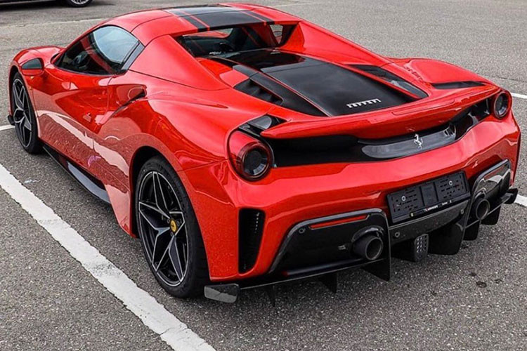 Ferrari cũng cố gắng mang đến trọng lượng lý tưởng nhất cho 488 Pista Spider và điều đó thể hiện qua cân nặng của xe chỉ dừng ở con số 1.380 kg, nặng hơn 100 kg so với bản Coupe. Điểm khác biệt so với Ferrari 488 Pista chính là việc "mái nhà" của phiên bản mui trần có thể đóng hoặc mở trong thời gian 14 đến 16 giây. Hãng siêu xe Ý cũng trang bị thêm một kính chắn gió đặt phía sau để tránh tiếng ồn lọt vào khoang lái.