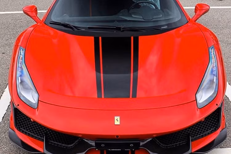 Hiện vẫn chưa rõ vị đại gia Sài Gòn đã bỏ ra bao nhiêu tiền để mua siêu xe mui trần Ferrari 488 Pista Spider đầu tiên tại Việt Nam, tại thị trường Mỹ giá xe Ferrari 488 Pista Spider được chào bán 350.050 USD (tương đương 8,13 tỷ đồng). Với cách tính thuế tại Việt Nam, ước tính chủ nhân chiếc McLaren Senna phải bỏ ra số tiền không dưới 32 tỷ đồng để sở hữu và ra biển số cho Ferrari 488 Pista Spider.
