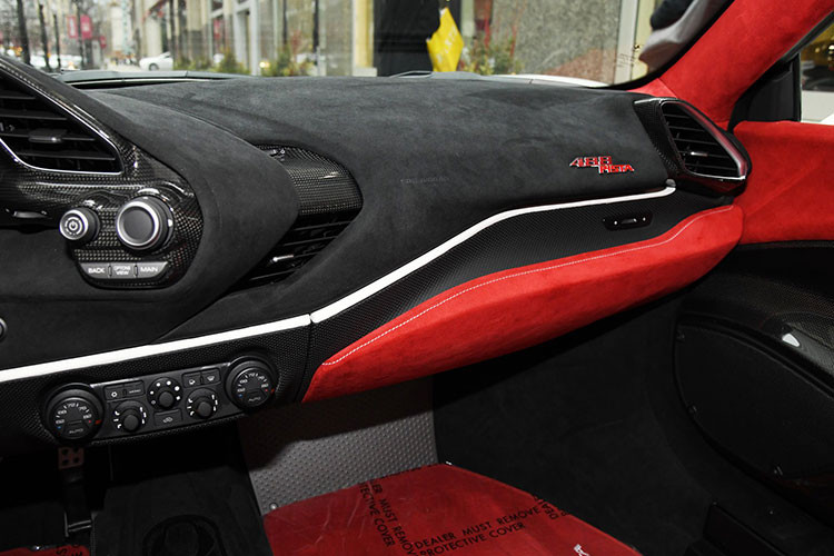 Động cơ trên Ferrari 488 Pista Spider khi kết hợp cùng hộp số ly hợp kép bảy tốc độ F1 đã được điều chỉnh bánh răng nhanh hơn khoảng 0,03 giây so với 488 Pista. Nhờ đó, siêu xe mui trần 488 Pista Spider chỉ mất thời gian 2,85 giây để hoàn thành công việc tăng tốc từ vị trí xuất phát lên 100 km/h trước khi đạt vận tốc tối đa 340 km/h.