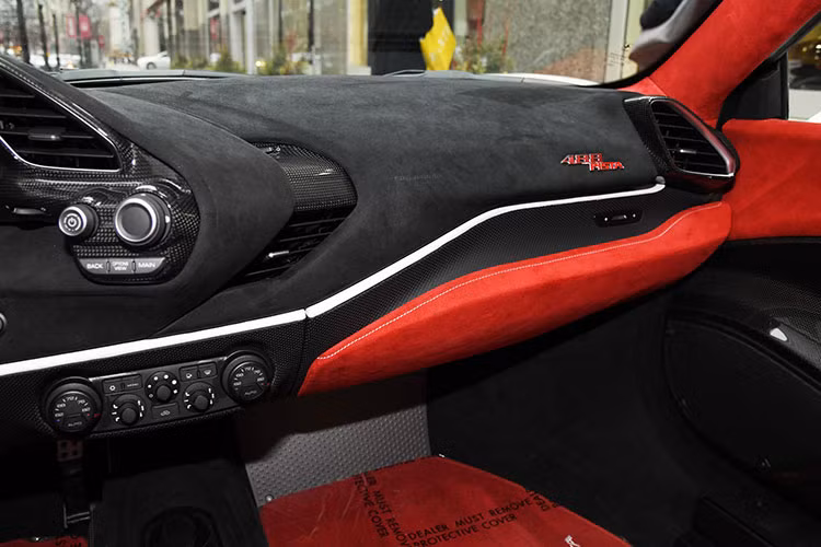 Động cơ trên Ferrari 488 Pista Spider khi kết hợp cùng hộp số ly hợp kép bảy tốc độ F1 đã được điều chỉnh bánh răng nhanh hơn khoảng 0,03 giây so với 488 Pista. Nhờ đó, siêu xe mui trần 488 Pista Spider chỉ mất thời gian 2,85 giây để hoàn thành công việc tăng tốc từ vị trí xuất phát lên 100 km/h trước khi đạt vận tốc tối đa 340 km/h.