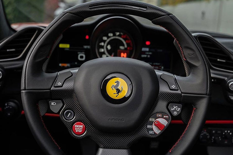 Hệ truyền động của Ferrari 488 Pista Spider chính là khối động cơ V8, dung tích 3.9 lít, tăng áp kép như phiên bản tiêu chuẩn nhưng sản sinh công suất tối đa lên đến 720 mã lực tại vòng tua máy 8.000 vòng/phút và mô-men xoắn cực đại 770 Nm tại vòng tua máy 3.000 vòng/phút. Nó mạnh hơn 113 mã lực nếu so với người tiền nhiệm 488 Spider. 