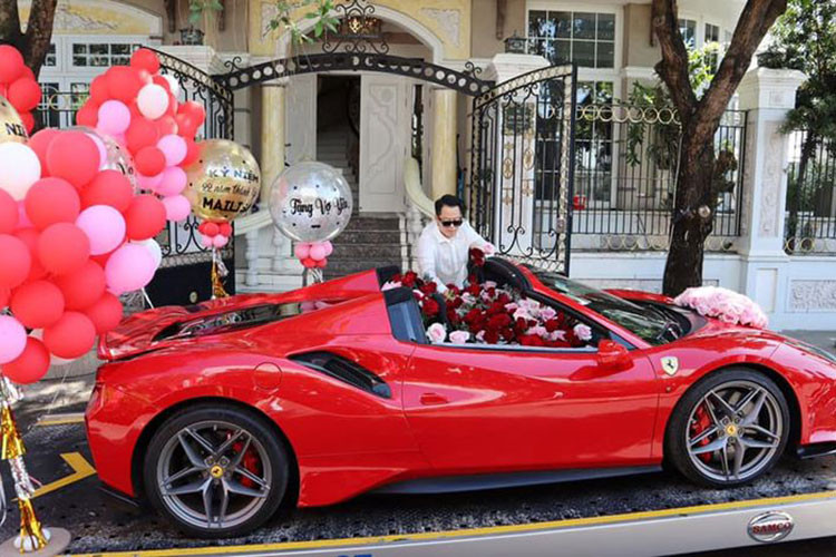 Chiếc siêu xe mui trần Ferrari 488 Pista Spider trong bài viết được vận chuyển trên xe cứu hộ với ngoại thất được trang trí thêm hoa hồng cỡ lớn trước đầu xe, bên trong khoang lái được trang trí hàng trăm hoa hồng và có cả bóng bay để tạo sự bất ngờ cho người vợ. Được biết, đây là món quà mà vị đại gia ngành thẩm mỹ ở TP HCM tặng vợ trong suốt 22 năm gây dựng sự nghiệp cùng mình.