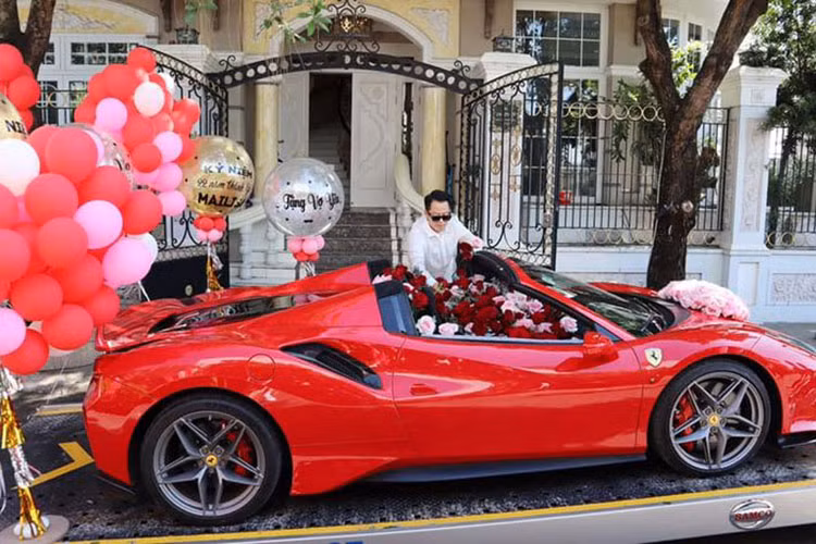 Chiếc siêu xe mui trần Ferrari 488 Pista Spider trong bài viết được vận chuyển trên xe cứu hộ với ngoại thất được trang trí thêm hoa hồng cỡ lớn trước đầu xe, bên trong khoang lái được trang trí hàng trăm hoa hồng và có cả bóng bay để tạo sự bất ngờ cho người vợ. Được biết, đây là món quà mà vị đại gia ngành thẩm mỹ ở TP HCM tặng vợ trong suốt 22 năm gây dựng sự nghiệp cùng mình.