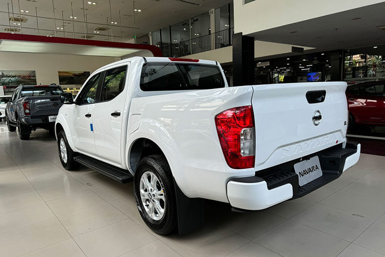 So với phiên bản cũ, Nissan Navara không có nhiều thay đổi. Phần đầu xe vẫn được trang bị lưới tản nhiệt cỡ lớn, thiết kế vuông vức mang tới cảm giác chắc chắn cho xe. Cụm đèn pha ở bản EL là loại halogen dạng chóa, trong khi VL và Pro4X là loại LED thấu kính.