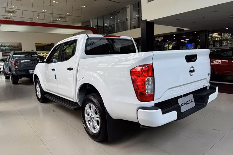 So với phiên bản cũ, Nissan Navara không có nhiều thay đổi. Phần đầu xe vẫn được trang bị lưới tản nhiệt cỡ lớn, thiết kế vuông vức mang tới cảm giác chắc chắn cho xe. Cụm đèn pha ở bản EL là loại halogen dạng chóa, trong khi VL và Pro4X là loại LED thấu kính.