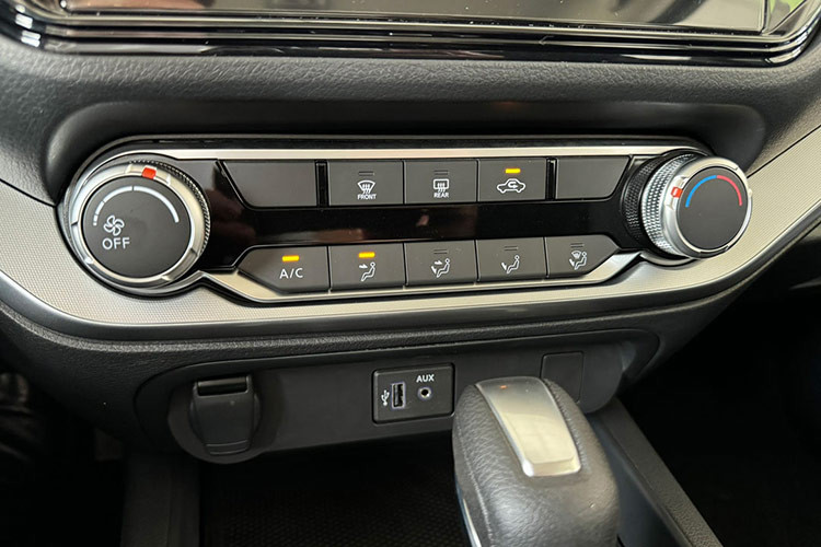 Một trong những điểm đặc trưng của Nissan Navara là hệ thống treo sau đa liên kết trang bị trên cả ba phiên bản. Hệ thống được thiết kế sử dụng lò xo kép hai tầng cùng độ dày lớn, mang lại cảm giác ổn định khi vào cua, êm ái khi di chuyển trên những đoạn đường xấu, đồng thời vẫn đảm bảo khả năng tải nặng.