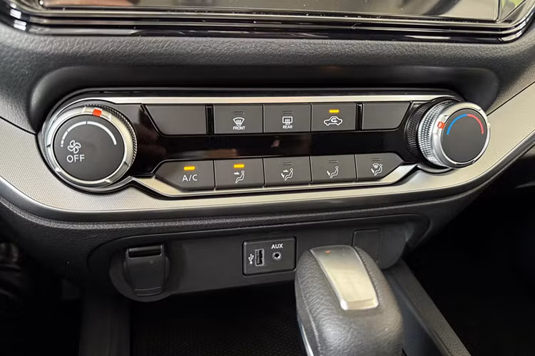 Một trong những điểm đặc trưng của Nissan Navara là hệ thống treo sau đa liên kết trang bị trên cả ba phiên bản. Hệ thống được thiết kế sử dụng lò xo kép hai tầng cùng độ dày lớn, mang lại cảm giác ổn định khi vào cua, êm ái khi di chuyển trên những đoạn đường xấu, đồng thời vẫn đảm bảo khả năng tải nặng.