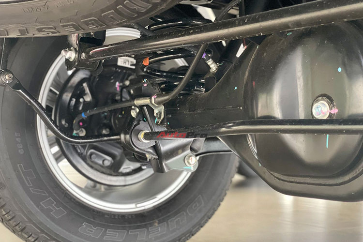 Nissan Navara 2024 vẫn giữ các tính năng tiêu chuẩn như hỗ trợ khởi hành ngang dốc và hỗ trợ xuống dốc, camera lùi, cảm biến lùi, hệ thống chống bó phanh, hỗ trợ lực phanh khẩn cấp, phân bổ lực phanh điện tử, kiểm soát lực kéo, 6 túi khí và cân bằng điện tử.